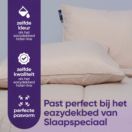Beige kussenslopen met het Slaapspeciaal logo. De tekst 'Past perfect bij het eazydekbed van Slaapspeciaal' staat erbij.