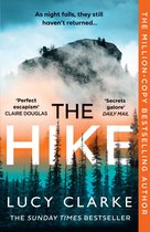 Boekomslag 'The Hike' van Lucy Clarke met besneeuwde bergtop en bos.