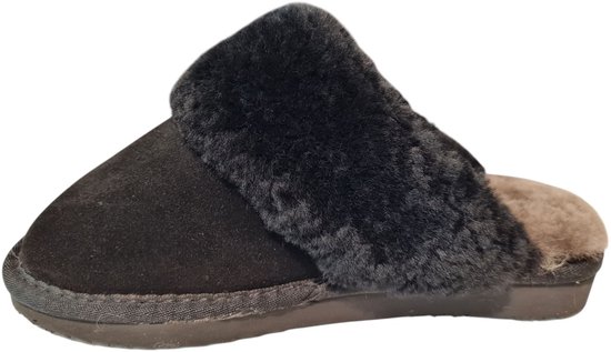 Zwarte suède slipper met dikke zwarte schapenvacht.