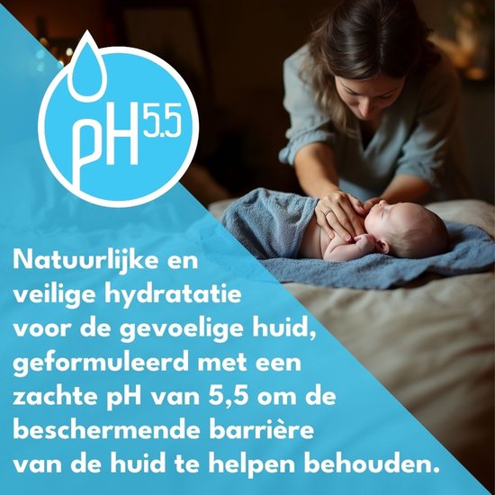 Moeder legt hand op baby's buikje, met 'pH 5.5' logo en tekst 'Natuurlijke en veilige hydratatie voor de gevoelige huid'.