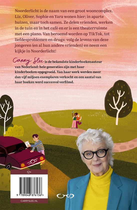 Achterkant van het boek 'Noorderlicht' met tekst over de auteur Carry Slee en de inhoud van het boek. Een vrouw met grijs haar en een bril staat vooraan.