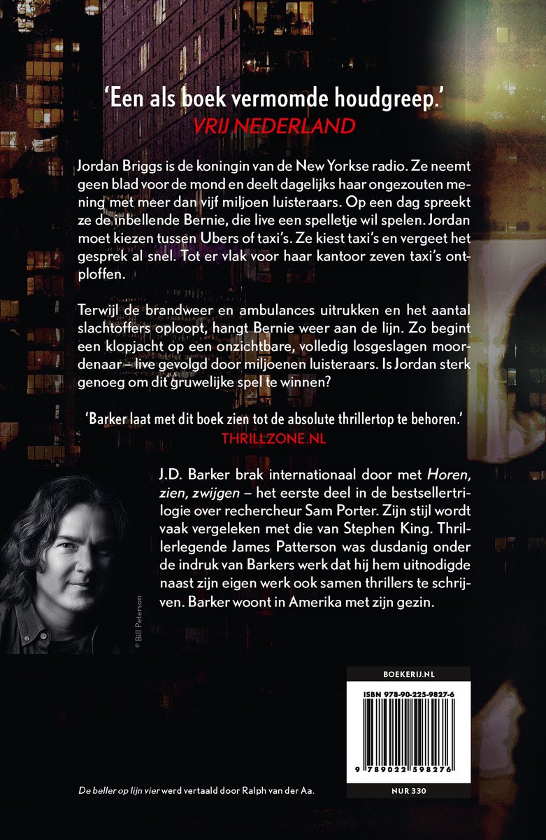 Achterkant boek 'De beller op lijn vier' met foto auteur J.D. Barker en recensies.