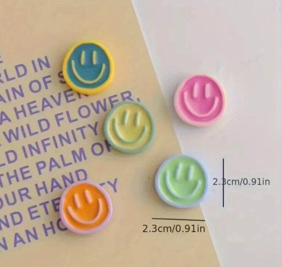 Vrolijke smiley magneten in geel, lichtblauw, groen, oranje en roze. Afmeting 2,3 cm.