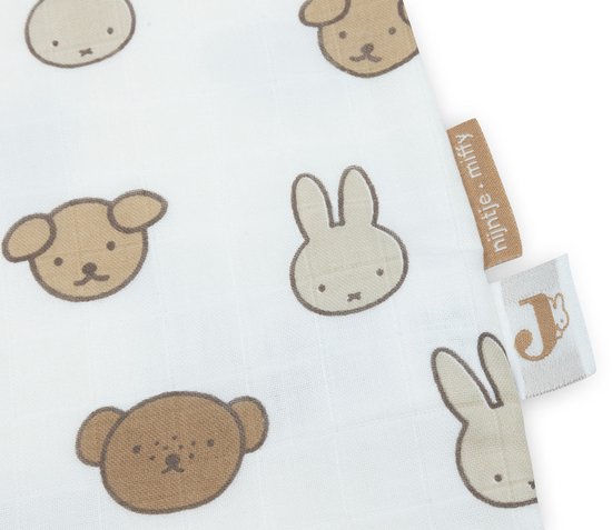 Close-up van de witte stof met een print van Miffy en vriendjes. Bevat een "Nijntje • Miffy" label.