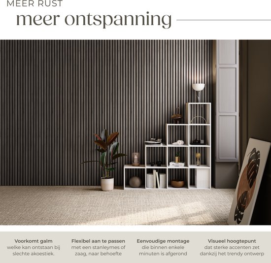 Rustige woonkamer met lamellenwand, witte open kast, plant en een schilderij.