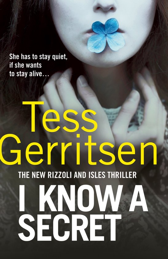 Boekomslag "I Know a Secret" van Tess Gerritsen met een vrouw die een blauwe bloem voor haar mond houdt.