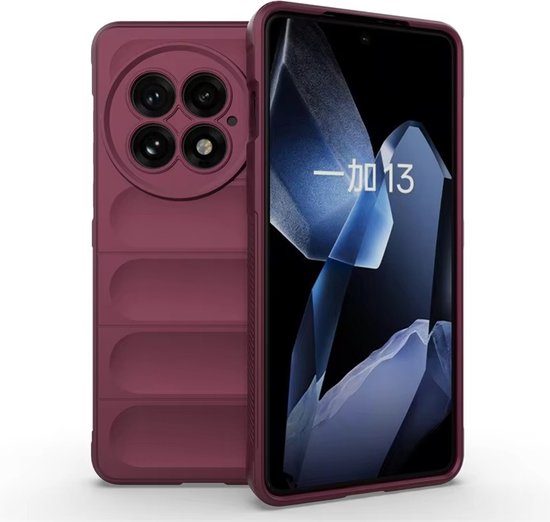 Coque de téléphone violette, avec quatre caméras à l'arrière et un design épuré. Le téléphone affiche '一加 13'.
