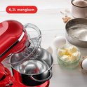 Close-up van de rode KitchenBrothers keukenmachine met 6,2L mengkom, naast ingrediënten.