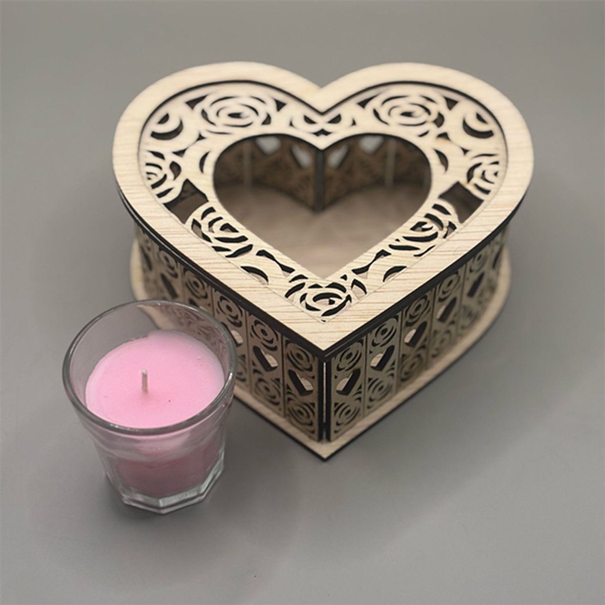 Houten Hartvormige Kaarsenhouder met Geurkaars – Romantisch Geschenk voor Valentijn, Sfeervolle Woondecoratie, Handgemaakt met Gegraveerde Liefdesdetails
