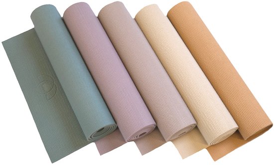 Verschillende opgerolde yogamatten in kleuren: kelmengroen, paars, lila, crème en oranje.
