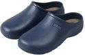 Een paar navy XQ Footwear klompen op een witte achtergrond, van de zijkant en bovenaf gezien.