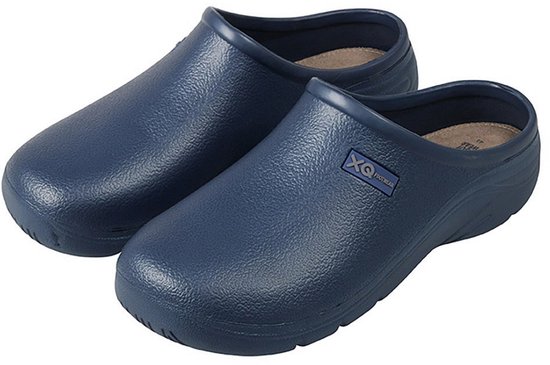Een paar navy XQ Footwear klompen op een witte achtergrond, van de zijkant en bovenaf gezien.