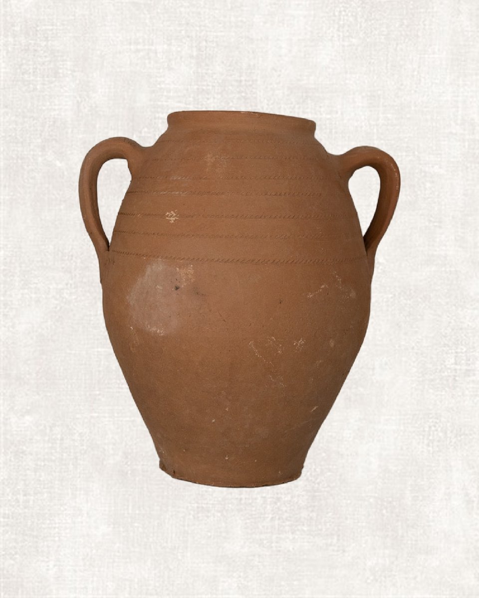 Clay Ateliers Marokkaanse terracotta pot | Antieke Terracotta Vaas | Handgemaakte Aardewerken Pot | Traditioneel Marokkaanse Stijl | Rustieke Klei Pot | Uniek Design | Decoratieve Accessoire | Clay Ateliers Bruin