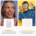 Vrouw met glitters op gezicht en jongen met tijger-gezichtsverf.