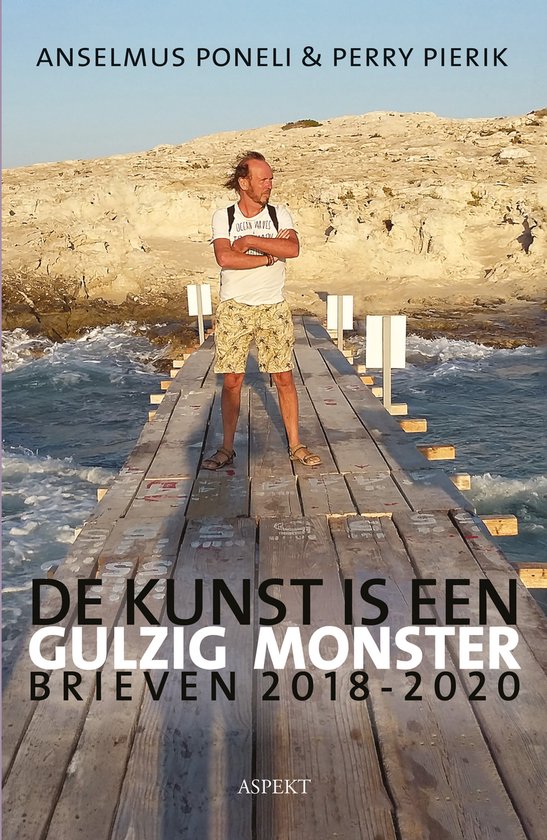 Man staat op een houten pier met de tekst 'DE KUNST IS EEN GULZIG MONSTER'.