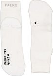 Witte Falke sportsokken met "FALKE-TE4 41-42 W" opdruk.