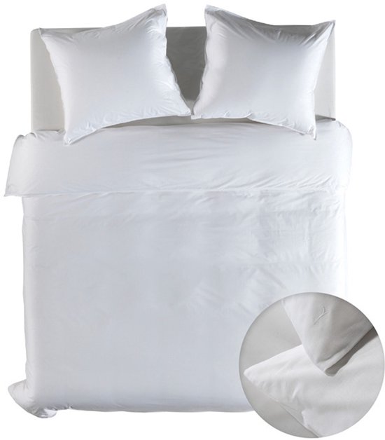 Wit dekbedovertrek met twee kussenslopen, opgemaakt op een bed.
