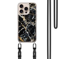 Hoesje met koord geschikt voor iPhone 16 Pro - Black marble elegance - Inclusief zwart koord - Crossbody beschermhoes - Transparant, Zwart, Goud - Mooie Telefoonhoesjes