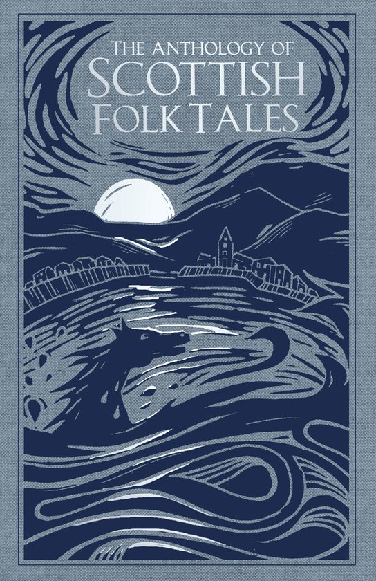Boekomslag met de titel 'The Anthology of Scottish Folk Tales'. Een blauwe illustratie van een monster in water bij zonsondergang boven een dorp en bergen.