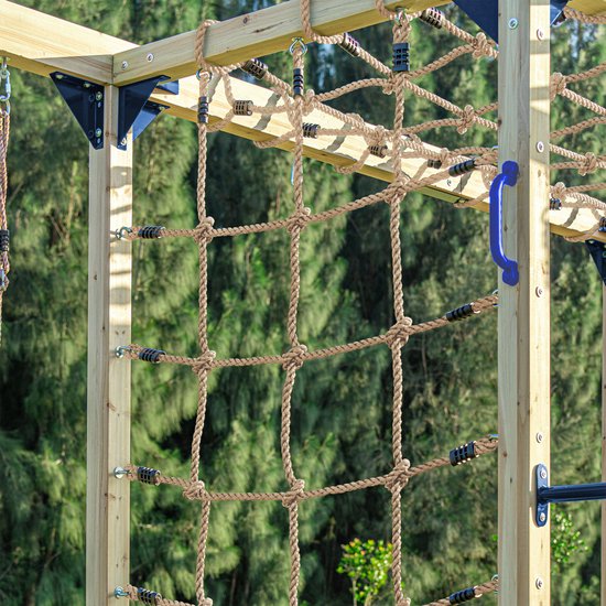 Houten klimtoestel met touwnet en blauwe handgrepen.