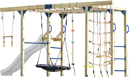 Houten klimtoestel met glijbaan, schommels, klimnet, ringen en klimtouw, op een witte achtergrond.