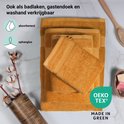 Stapel okergele handdoeken in verschillende maten, inclusief badlaken, gastendoek en washand. Absorberend, met ophanglus.