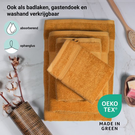 Stapel okergele handdoeken in verschillende maten, inclusief badlaken, gastendoek en washand. Absorberend, met ophanglus.
