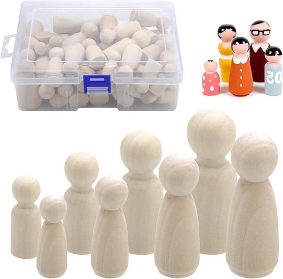 Een doorzichtige plastic bak gevuld met onafgewerkte houten peg poppen van verschillende maten. Daarnaast een groepje beschilderde peg poppen die een familie voorstellen.