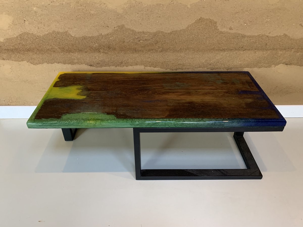 salontafel / kunstobject - eikenhout en epoxy met zwart gecoat frame