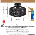 Zwarte gevlochten lamp, 30 cm breed en 22,1 cm hoog. Met meetlint en persoon.