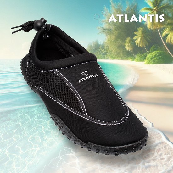 Zwarte waterschoen met witte stiksels en Atlantis logo, op een strand met palmbomen en de zee.