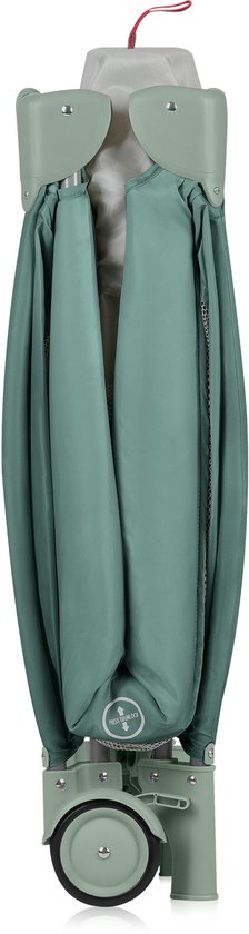 Een groen Lionelo campingbedje, compact opgevouwen, staand op één wiel.