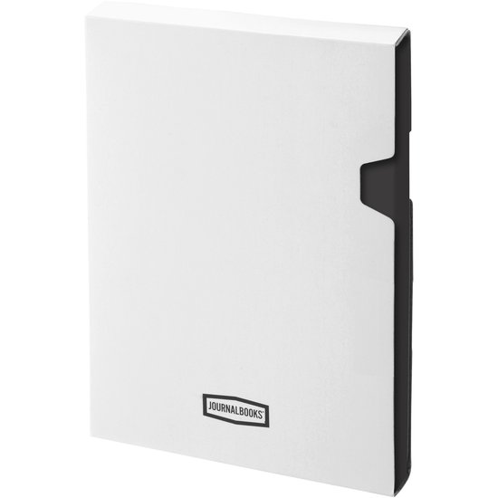Witte beschermhoes met 'JOURNALBOOKS' logo, voor een zwart notitieboek.