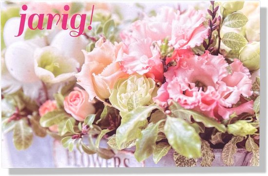 Wenskaart met een boeket roze en witte bloemen en de tekst 'jarig!'.