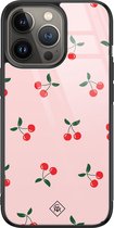Casimoda® hoesje - Geschikt voor iPhone 13 Pro - Kersjes - Luxe Hard Case Zwart - Backcover telefoonhoesje - Roze