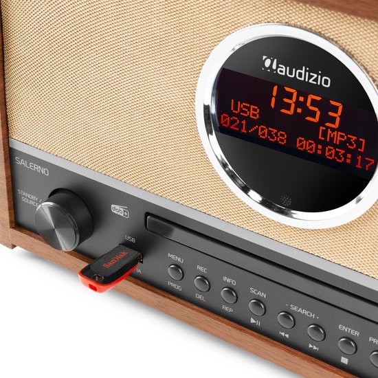 Close-up van de Audizio radio: houten kast, stoffen voorkant met rond display. USB-poort met rode SanDisk USB-stick.