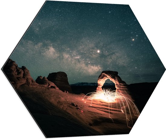 WallClassics - Dibond Hexagon - Vuurwerk in de Woestijn - 70x60.9 cm Foto op Hexagon (Met Ophangsysteem)