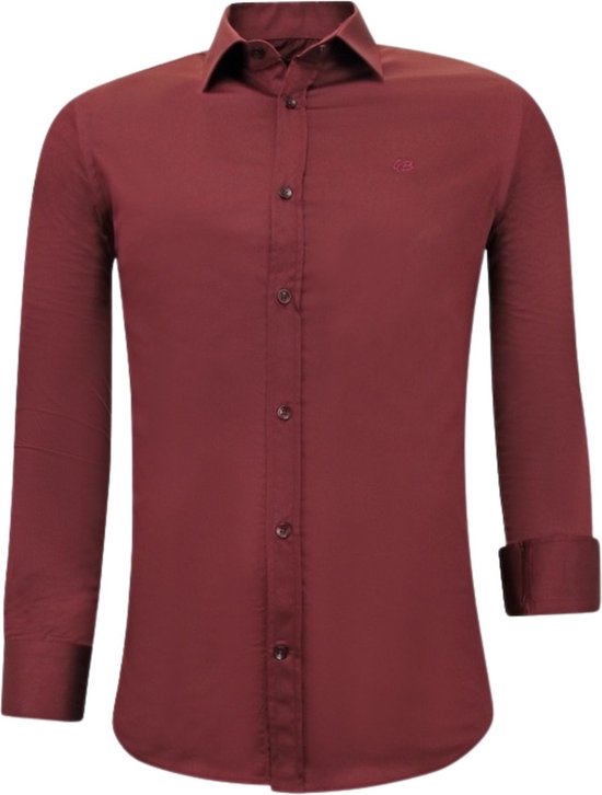 Chemise bordeaux en satin, coupe ajustée, avec logo sur la poitrine. Fermeture boutonnée.