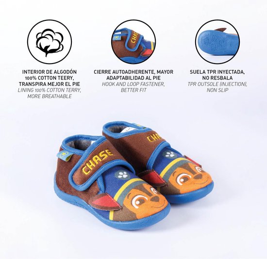 Paar bruine pantoffels met blauwe zolen en klittenbandsluiting met "CHASE" opdruk. Met Chase print.