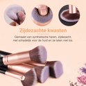 Close-up van zachte, synthetische make-up kwasten met rosé gouden ferrules en zwarte handvatten.