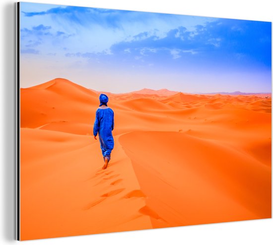 Wanddecoratie Metaal - Aluminium Schilderij Industrieel - Een Berber loopt in de woestijn - 60x40 cm - Dibond - Foto op aluminium - Industriële muurdecoratie - Voor de woonkamer/slaapkamer