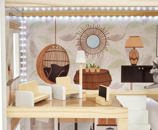 Poppenhuis woonkamer met rieten hangstoel, houten stoelen, vloerlamp en spiegel. Behang met bladeren.