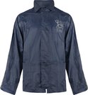 Donkerblauwe regenjas met kraag, borstzakken en opdruk.