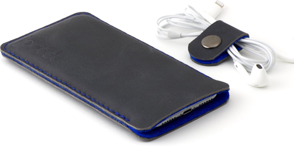 JACCET lederen iPhone 14 Plus sleeve - antraciet/zwart leer met blauw wolvilt - Handgemaakt in Nederland