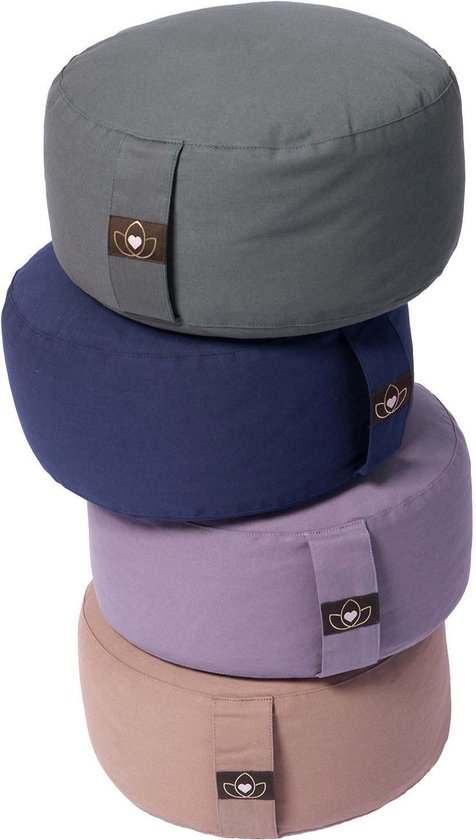 Stapel van vier meditatiekussens in paars, donkerblauw, grijs en taupe.