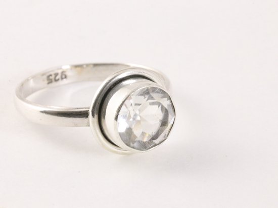 Fijne ronde zilveren ring met bergkristal - maat 16