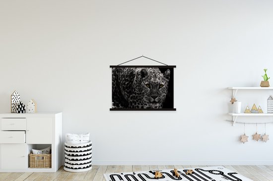 Gros plan léopard fixant sur fond noir poster textielposter lattes noires 90x60 cm - Tirage photo sur plaque scolaire (décoration murale salon / chambre)