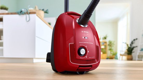 Rode Bosch Serie 4 stofzuiger met zak, close-up van bedieningspaneel.
