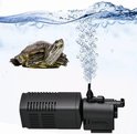 Zwarte aquarium filterpomp met luchtbellen, onder een schildpad in water.