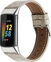 Leer Smartwatch bandje - Geschikt voor Fitbit Charge 5 / Fitbit Charge 6 leren bandje - goud - Strap-it Horlogeband / Polsband / Armband